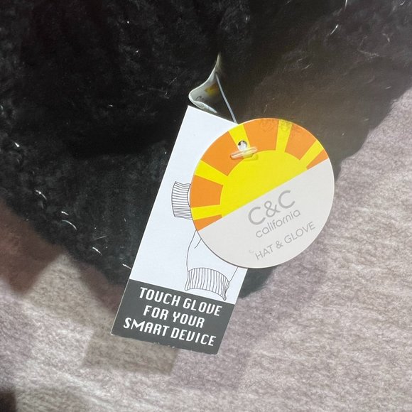 Women's NWT C&C California Pom Hat Beanie and Gloves‎ Set - Picture 3 of 3